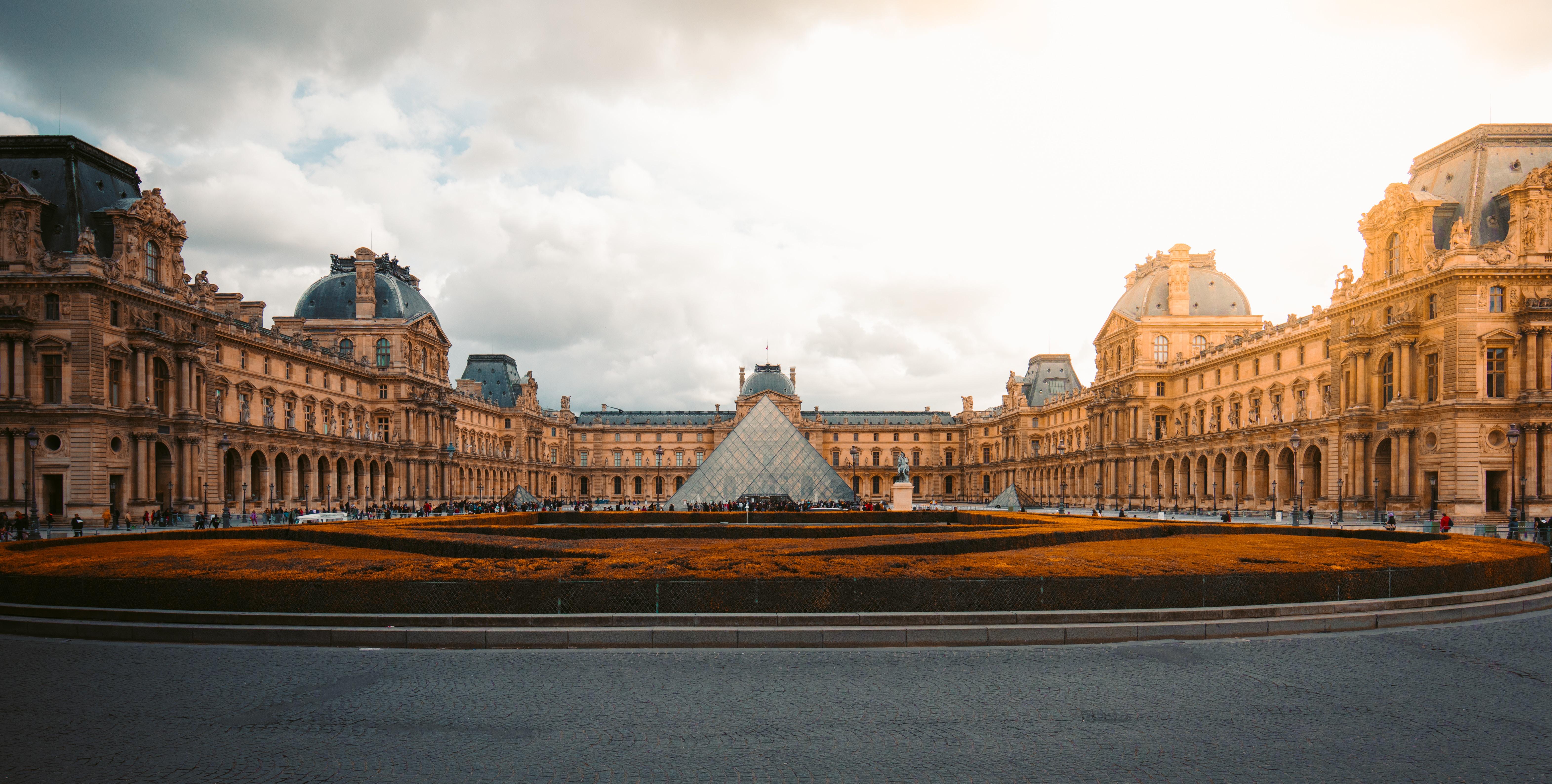 The Louvre celebrates its 230th anniversary !
